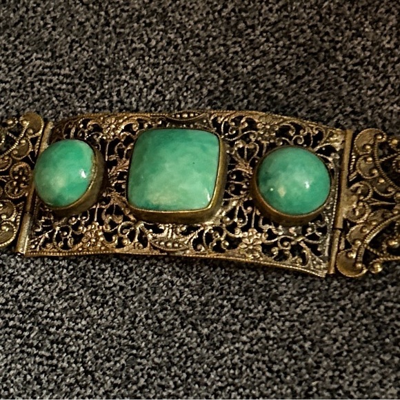 Elegant Gold and Green Bracelet - Picture 7 of 7
